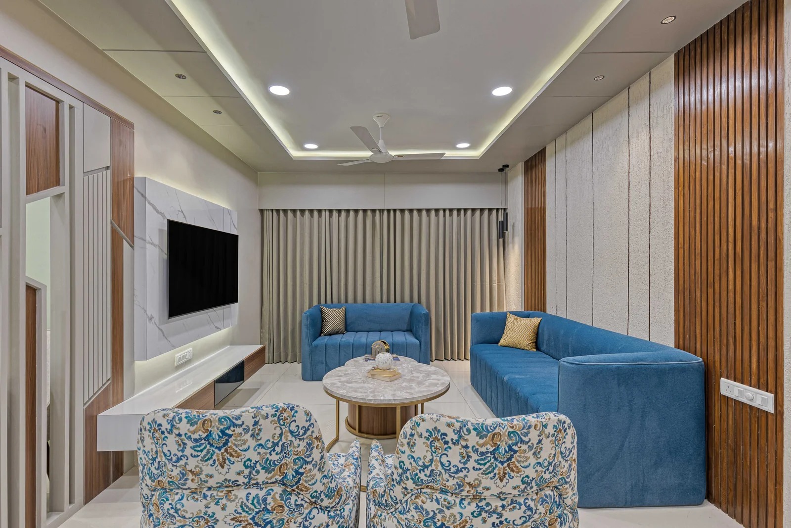 Modern Family Lounge